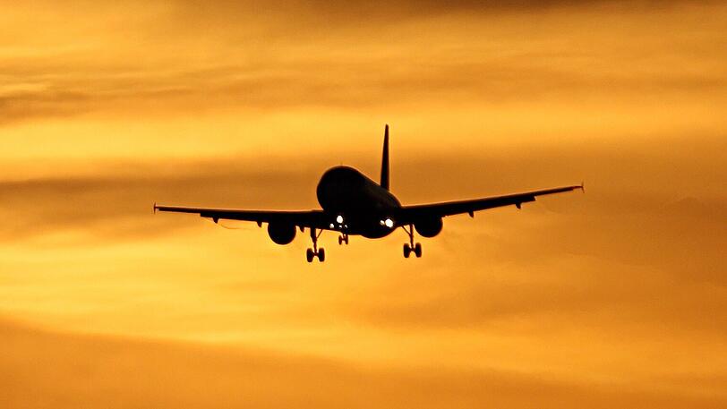 Viele Menschen warten noch immer auf die Erstattung der Kosten für ihren wegen der Corona-Krise gecancelten Flug. Nach Angaben des Deutschen Reiseverbands (DRV) geht es allein in Deutschland um Flugtickets im Wert von rund vier Milliarden Euro.