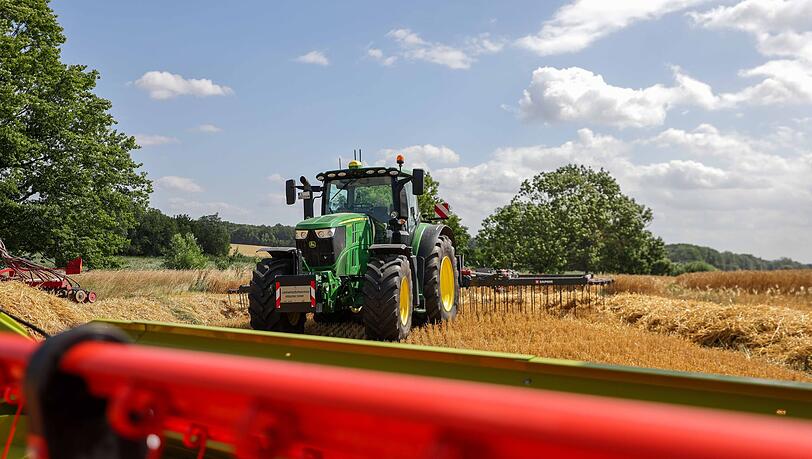 Eine junge Treckerfahrerin ist in Babenhausen im Allgäu mit ihrem Traktor samt Anhänger umgekippt und schwer verletzt worden. (Symbolbild)