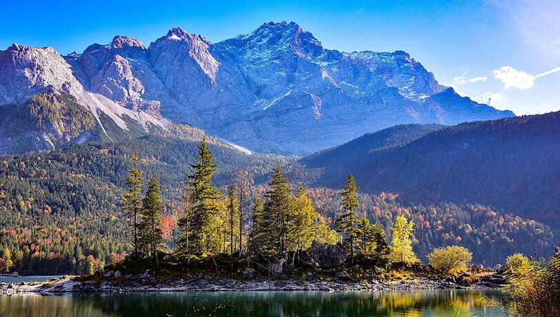 Ein Postkarten-Motiv, dessen Schönheit bisweilen zu Ausnahmezuständen führt: der Eibsee. Ein Postkarten-Motiv, dessen Schönheit bisweilen zu Ausnahmezuständen führt: der Eibsee.