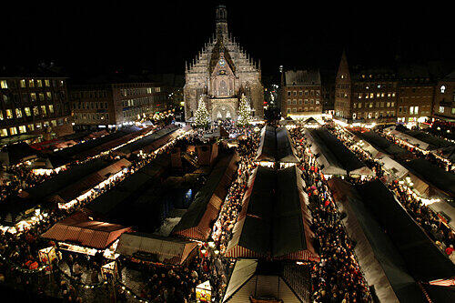 Der Christkindlesmarkt als Touristen-Magnet: Nürnberger Hoteliers bestätigen, dass die Buchungen von auswärtigen Gästen in diesem Jahr sehr gut angelaufen sind.