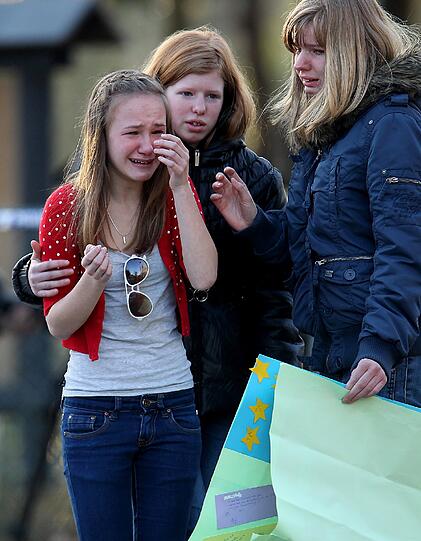 Der schwerste Gang der Angehörigen: Eltern, Verwandte und Freunde haben den Tunnel besucht, in dem 28 Menschen, darunter 22 Kinder in der Schweiz ums Leben gekommen sind. Ganz Belgien und die Schweiz versinkt in tiefer Trauer. Die Bilder