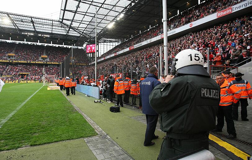Polizisten am Spielfeldrand. Sie sollen die Erstürmung des Rasens verhindern.