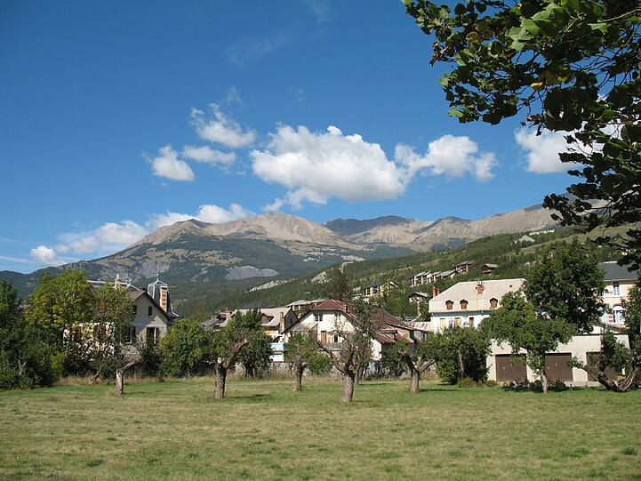 In der Nähe der französischen Gemeinde Barcelonette im Nordosten des Département Alpes-de-Haute-Provence stürzte der Airbus ab.