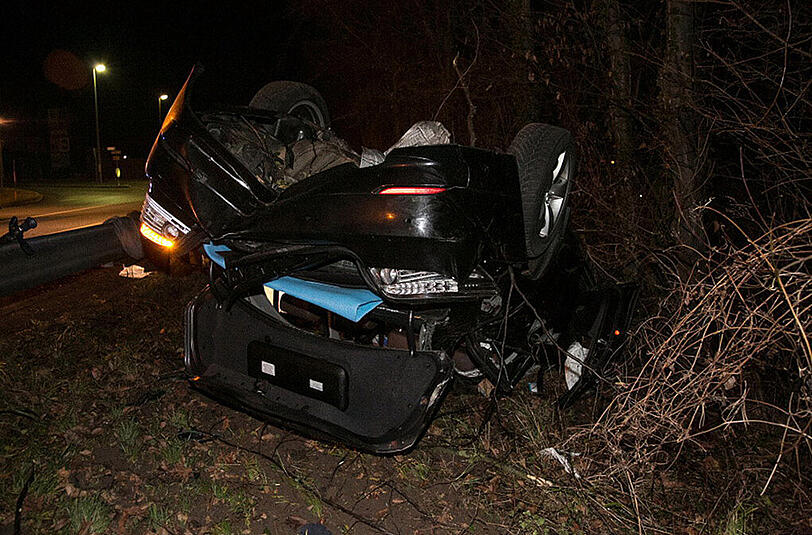 Bilder vom Unfallort in Trostberg: Der alkoholisierte Fahrer (23 J.) wurde schwer verletzt.