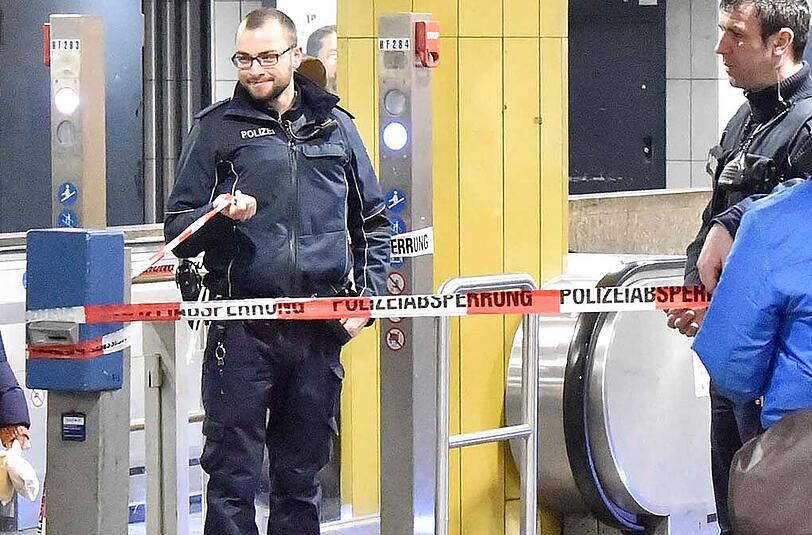 Bilder vom S-Bahnhof am Rosenheimer Platz. Hier kam es am Montagmorgen zu einem technischen Defekt an der Oberleitung. Die Folge war eine Sperrung der Stammstrecke. Der Bahnhof wurde von der Polizei abgesperrt. Nach einiger Zeit durften Fahrgäste, die stadtauswärts fahren wollten, die Absperrung passieren.