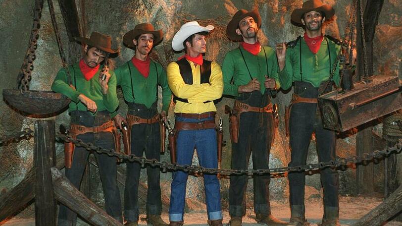 Schauspieler Til Schweiger (in Gelb) hat sich 2004 als Lucky Luke verkleidet