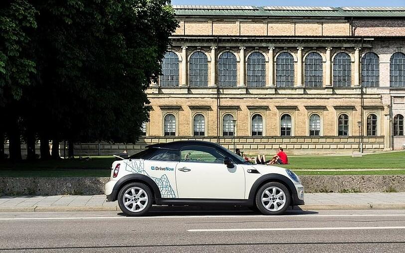 Die Nachfrage nach Leihwagen steigt in München. Damit sie auch in Lizenzgebieten parken dürfen, wie hier an der Pinakothek, vergibt die Stadt Ausnahmegenehmigungen.