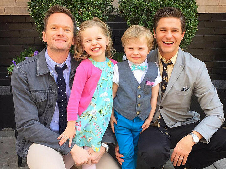 Die Schauspieler David Burtka (rechts) und Neil Patrick Harris sind seit 2004 ein Paar. 2010 adoptierte sie Halbzwillinge, seit 2014 sind sie verheiratet.