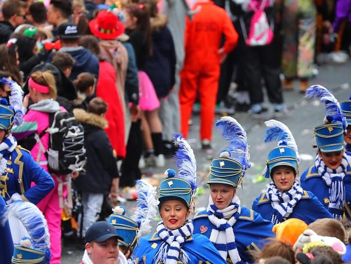 Funkenmariechen ziehen im Faschingszug durch die Stadt. Foto: Karl-Josef Hildenbrand/dpa
