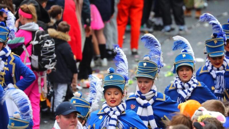 Funkenmariechen ziehen im Faschingszug durch die Stadt. Foto: Karl-Josef Hildenbrand/dpa Funkenmariechen ziehen im Faschingszug durch die Stadt. Foto: Karl-Josef Hildenbrand/dpa