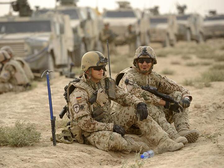 Die Bundeswehr beteiligt sich mit bis zu 1300 Soldaten an einem Ausbildungseinsatz in Afghanistan.