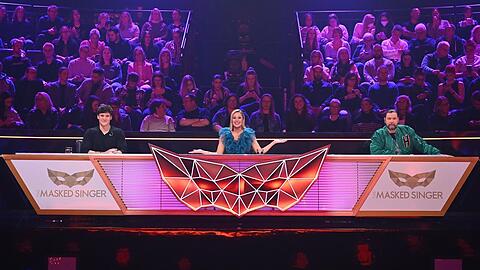 Das Rateteam in der 1. Liveshow von "The Masked Singer" bestand aus Gast Wincent Weiss, Ruth Moschner und Rea Garvey (v.li.). In Folge zwei wird wieder ein Promi mitraten...