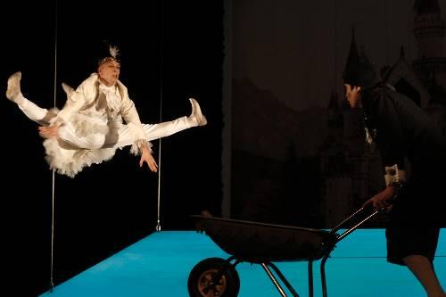 Schwerelosigkeit als Ziel aller Tanz-Sehnsüchte: Szene aus Jean Renshaws Märchen-Ballett &bdquo;Des Kaisers neue Kleider&ldquo; im Fürther Stadttheater.