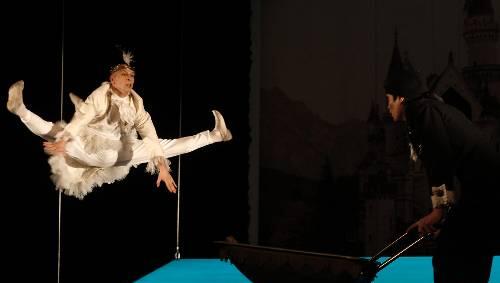 Schwerelosigkeit als Ziel aller Tanz-Sehnsüchte: Szene aus Jean Renshaws Märchen-Ballett „Des Kaisers neue Kleider“ im Fürther Stadttheater. Schwerelosigkeit als Ziel aller Tanz-Sehnsüchte: Szene aus Jean Renshaws Märchen-Ballett „Des Kaisers neue Kleider“ im Fürther Stadttheater.