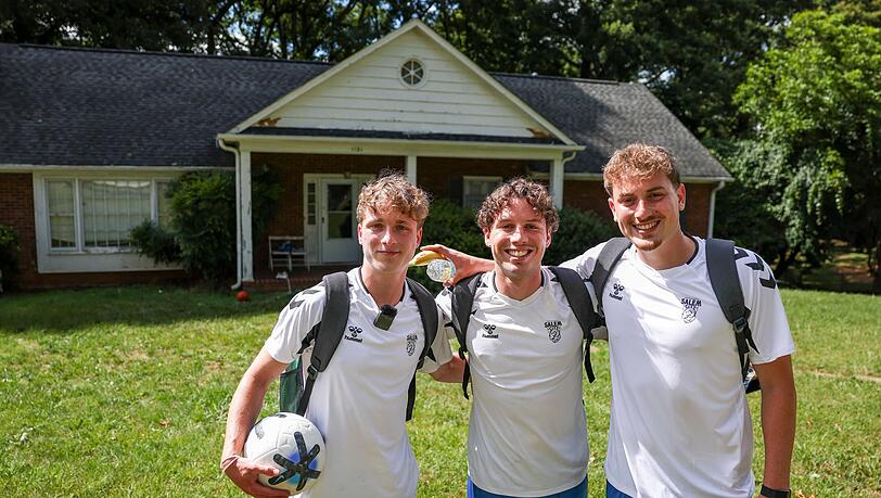 Von links: Linus, Fynn und Noah vor ihrer Studenten-WG in Winston-Salem. Von links: Linus, Fynn und Noah vor ihrer Studenten-WG in Winston-Salem.