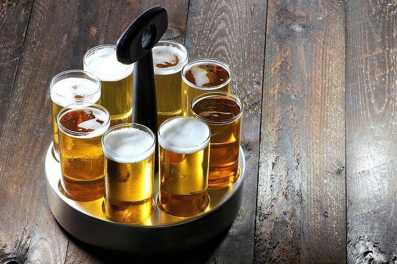 Kölsch darf nur in Köln und Umgebung gebraut werden - das regelt eine spezielle Konvention. Es ist obergärig, hell und wird traditionell im schlanken 0,2-Liter-Glas serviert - oftmals gleich mehrere davon in einem "Kranz". Geschmacklich ist es mild, leicht fruchtig und wenig bitter. In der Domstadt gehört Kölsch zur Lebensart und wird am liebsten in geselliger Runde getrunken. Kölsch darf nur in Köln und Umgebung gebraut werden - das regelt eine spezielle Konvention. Es ist obergärig, hell und wird traditionell im schlanken 0,2-Liter-Glas serviert - oftmals gleich mehrere davon in einem "Kranz". Geschmacklich ist es mild, leicht fruchtig und wenig bitter. In der Domstadt gehört Kölsch zur Lebensart und wird am liebsten in geselliger Runde getrunken.