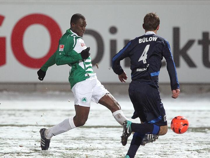 Für die Löwen-Profis, hier Bülow (Nr. 4) gegen Fürths Onuegbu, heißt es wohl auch im Januar: Fußballspielen in der Kälte. das Trainingslager ist gestrichen.