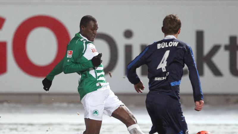 Für die Löwen-Profis, hier Bülow (Nr. 4) gegen Fürths Onuegbu, heißt es wohl auch im Januar: Fußballspielen in der Kälte. das Trainingslager ist gestrichen. Für die Löwen-Profis, hier Bülow (Nr. 4) gegen Fürths Onuegbu, heißt es wohl auch im Januar: Fußballspielen in der Kälte. das Trainingslager ist gestrichen.