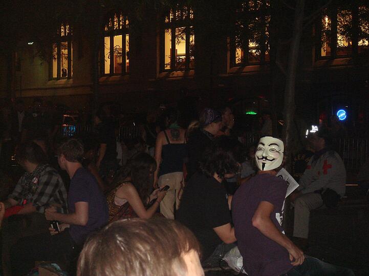 Bis in die Nacht hinein herrscht Trubel auf dem "Liberty Plaza", wie die Occupy-Aktivisten den Zuccotti-Park an der New Yorker Wall Street getauft haben.