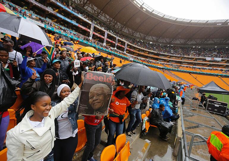 Südafrika verabschiedet sich von Nelson Mandela. Um 14 Uhr MEZ beginnt die gigantische Trauerfeier, die auf 90 Leinwände im Land übertragen wird. So langsam füllen sich die Plätze im Land. Hier die Bilder...