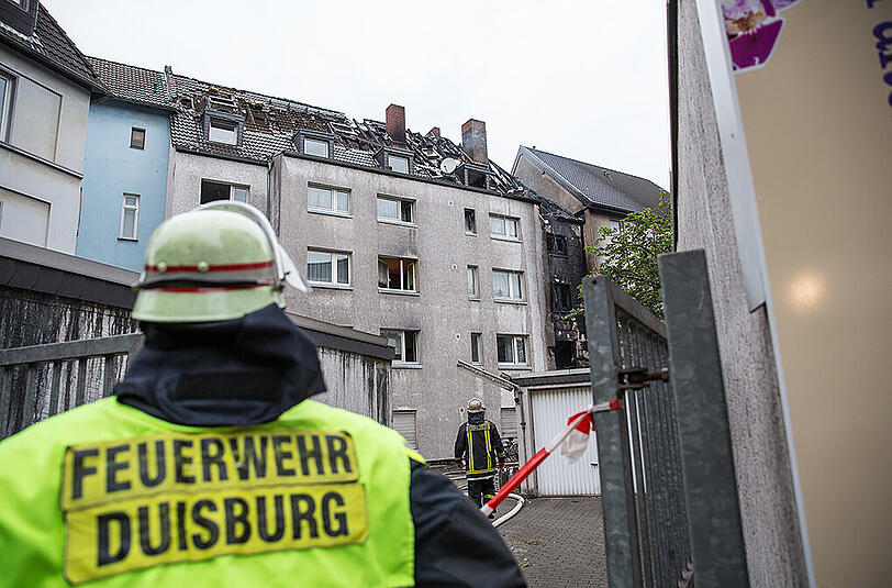 In Duisburg sind bei einem Wohnhaus-Brand zwei Menschen ums Leben gekommen.