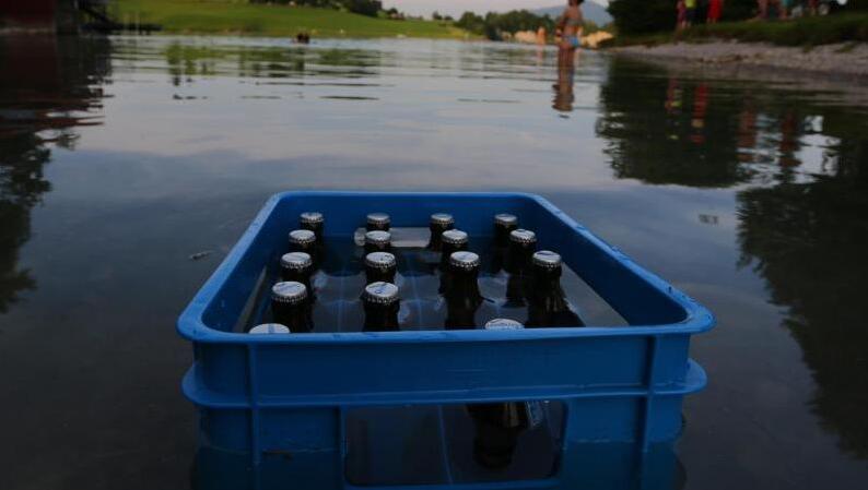 Bierflaschen in einem Kasten stehen zur Kühlung im Forggensee. Foto: Karl-Josef Hildenbrand/dpa/Archivbild Bierflaschen in einem Kasten stehen zur Kühlung im Forggensee. Foto: Karl-Josef Hildenbrand/dpa/Archivbild