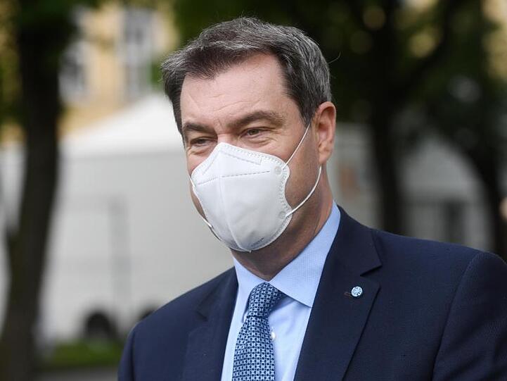 Markus Söder (CSU) trägt eine Schutzmaske. Foto: Tobias Hase/dpa