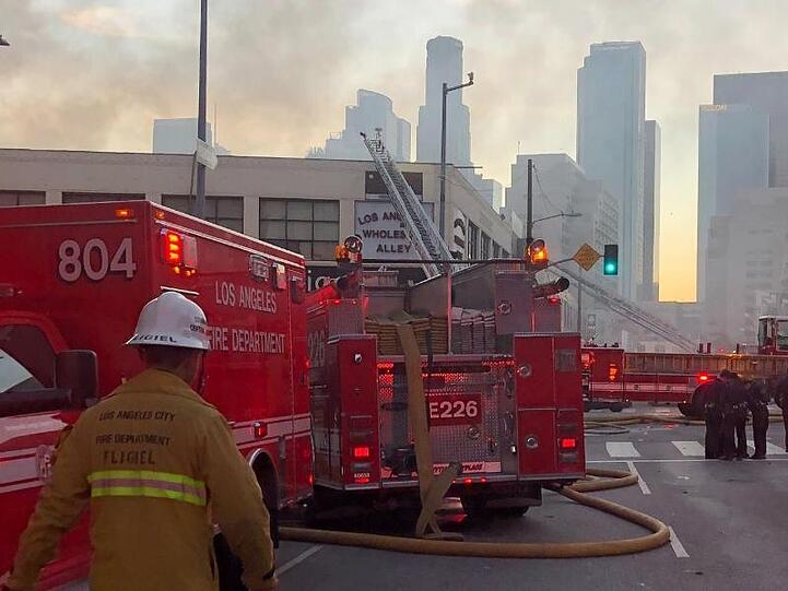 Beim Löschen eines Großbrandes in Los Angeles sind am Samstagabend (Ortszeit) mehrere Feuerwehrleute verletzt worden.