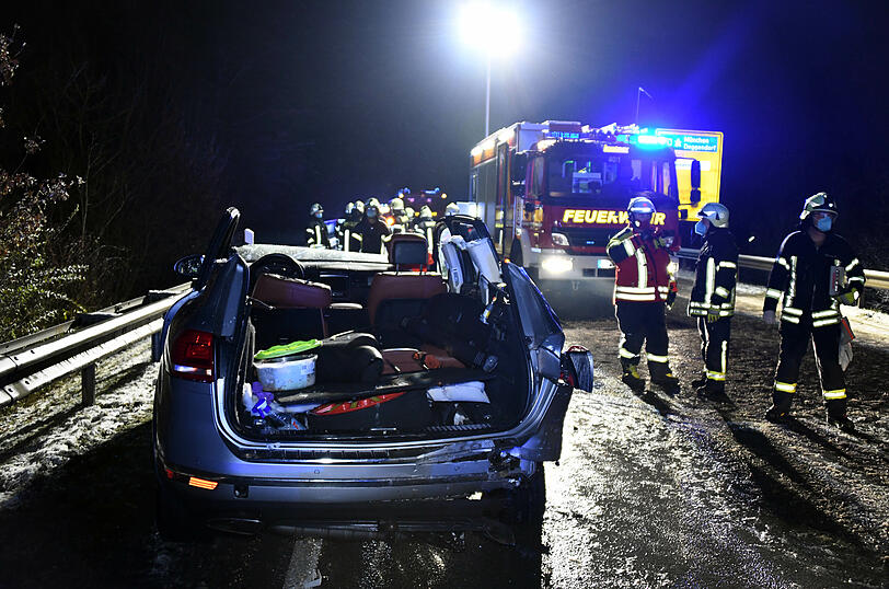 Die 33-Jährige prallte mit ihrem Auto frontal in das Fahrzeug der 20-Jährigen - beide wurden schwer verletzt.
