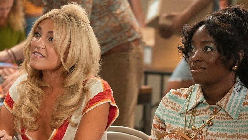Jessica Lowe (l.) und Idara Victor spielen zwei der schillernden Charaktere aus der Comedy-Serie "Minx".