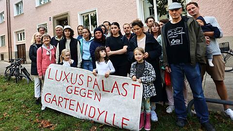 Protestzone Mauerkircherstraße 17 sowie 19. Schon seit August 2023 (Datum des Fotos) wehren sich Anwohner gegen mehrfache Eigenbedarfskündigungen der Eigentümerfamilie Sch.