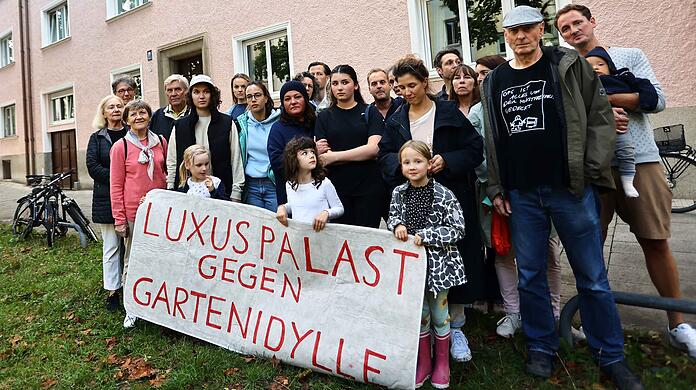 Protestzone Mauerkircherstraße 17 sowie 19. Schon seit August 2023 (Datum des Fotos) wehren sich Anwohner gegen mehrfache Eigenbedarfskündigungen der Eigentümerfamilie Sch.