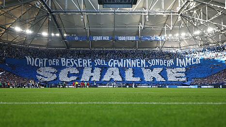 Die Schalker Anh&auml;nger feierten das erste Heimspiel nach der R&uuml;ckkehr ins Fu&szlig;ball-Oberhaus mit einer gro&szlig;en Choreographie.
