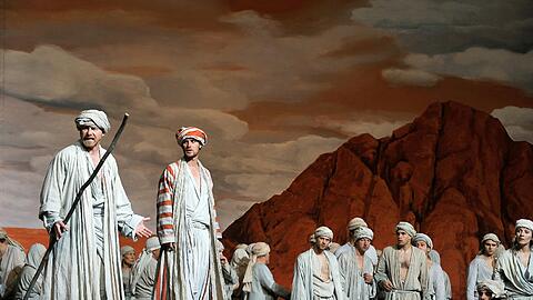 Carsten Lück (links) als Moses und Frederik Mayet als Aaron spielen im Passionstheater Oberammergau.