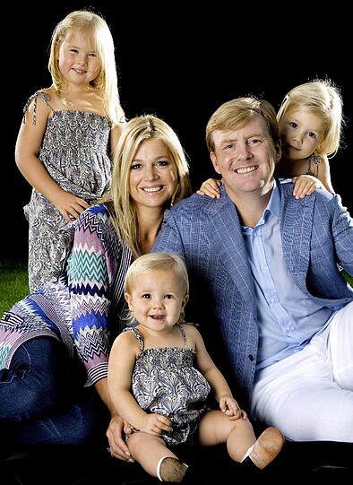 Die Geburt der kleinen Ariane machte das Familienglück des niederländischen Kronprinzen-Paars perfekt. Stolz posieren Willem Alexander und Maxima mit ihren Mädchen.
