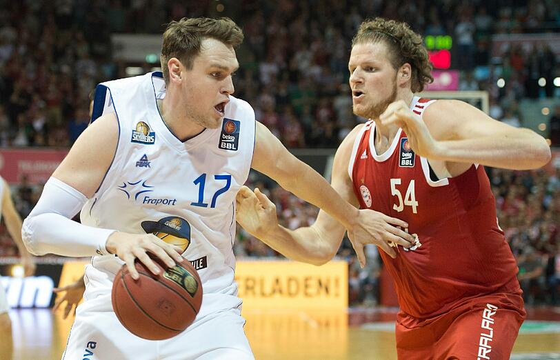 Viertelfinale, 1. Spieltag: Münchens John Bryant (rechts) attackiert den Frankfurter Johannes Voigtmann.