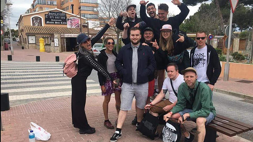 Neun Freunde fahren in der Urlaub - und nehmen einen völlig Fremden mit: Joe McGrath!