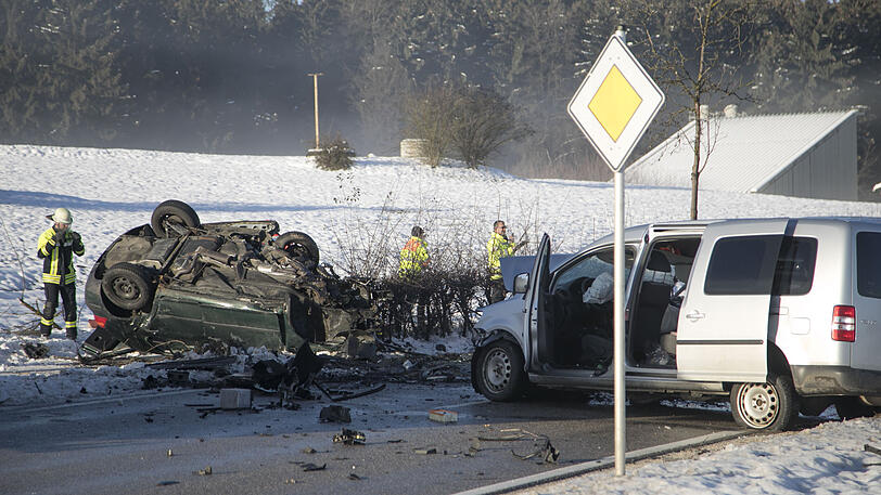 Beide Autos sind vollkommen zerstört, die Fahrer erlitten schwerste Verletzungen. Die Bilder vom Unfallort in Nußdorf.