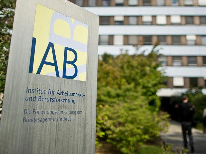 Laut dem Nürnberger Institut für Arbeitsmarkt- und Berufsforschung (IAB) kam im zweiten Quartal auf drei Arbeitslose nur noch eine offene Stelle.