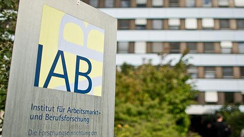 Laut dem Nürnberger Institut für Arbeitsmarkt- und Berufsforschung (IAB) kam im zweiten Quartal auf drei Arbeitslose nur noch eine offene Stelle.