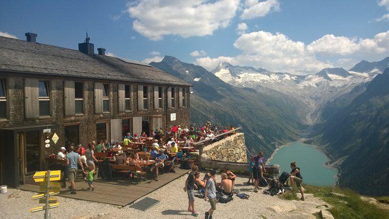 Blick von der Hütten-Terrasse auf den Schlegeisspeicher.