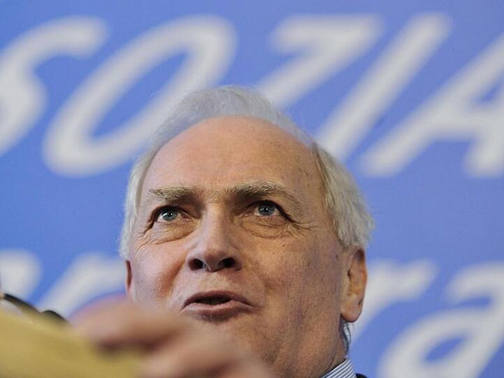 Der Vorsitzende des bayerischen Deutschen Gewerkschaftsbundes (DGB), Fritz Schösser, spricht in München. Foto: Andreas Gebert/Archiv