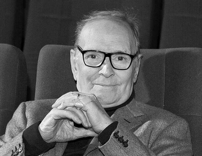 Der italienische Filmmusik-Star Ennio Morricone starb am 6. Juli mit 91 Jahren in einem Krankenhaus in Rom an den Folgen eines Sturzes. Der Dirigent komponierte in den letzten Jahrzehnten die Musik für mehr als 500 Filme, darunter für viele Klassiker wie De Palmas "The Untouchables - Die Unbestechlichen" oder Sergio Leones "Spiel mir das Lied vom Tod" und "Für eine Handvoll Dollar".