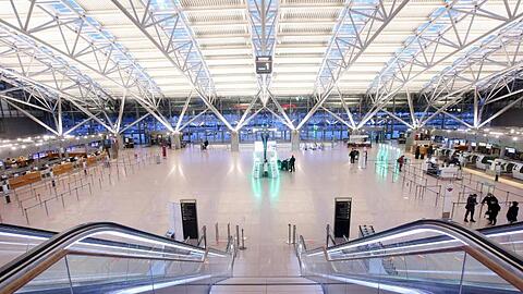 Wenige Passagiere und kaum Betrieb gibt es am Morgen am Flughafen Hamburg. Die Bundesregierung plant ein Einreiseverbot aus Ländern mit hoher Verbreitung von Corona-Mutanten.