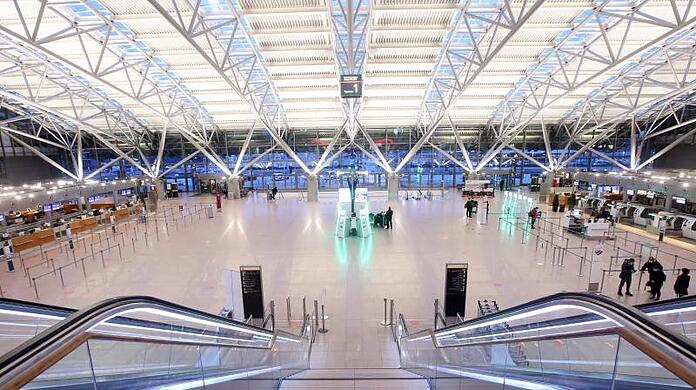 Wenige Passagiere und kaum Betrieb gibt es am Morgen am Flughafen Hamburg. Die Bundesregierung plant ein Einreiseverbot aus Ländern mit hoher Verbreitung von Corona-Mutanten.