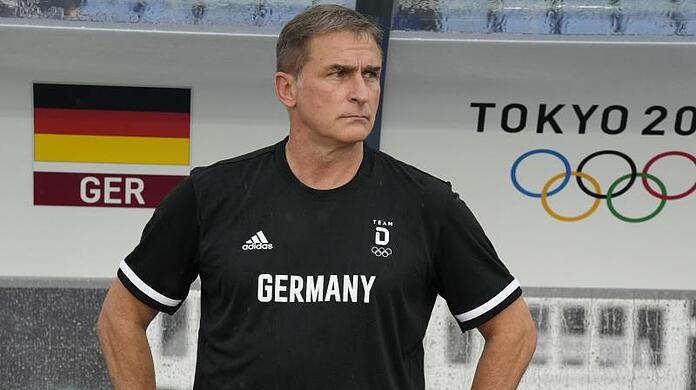 Deutschlands Trainer Stefan Kuntz beobachtet das Spiel seiner Mannschaft.