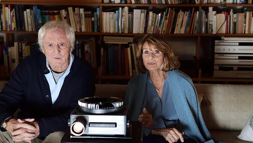 Durch die Diaschau kommen Erinnerungen auf. im Bild: Günther Maria Halmer, Senta Berger