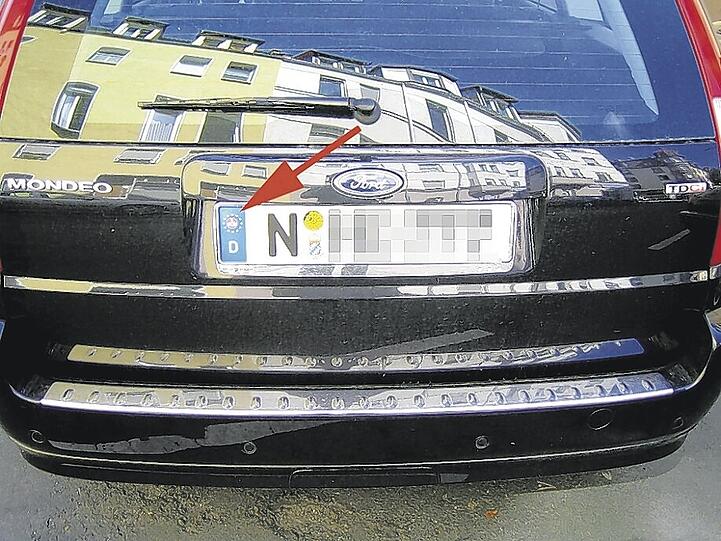 Das Beweisstück vor der Zwangs-Entfernung: Der 1-Cent-große FCN-Sticker (Pfeil) auf dem Kennzeichen seines Autos kostete Thomas Schuberth zehn Euro Bußgeld.Foto: privat