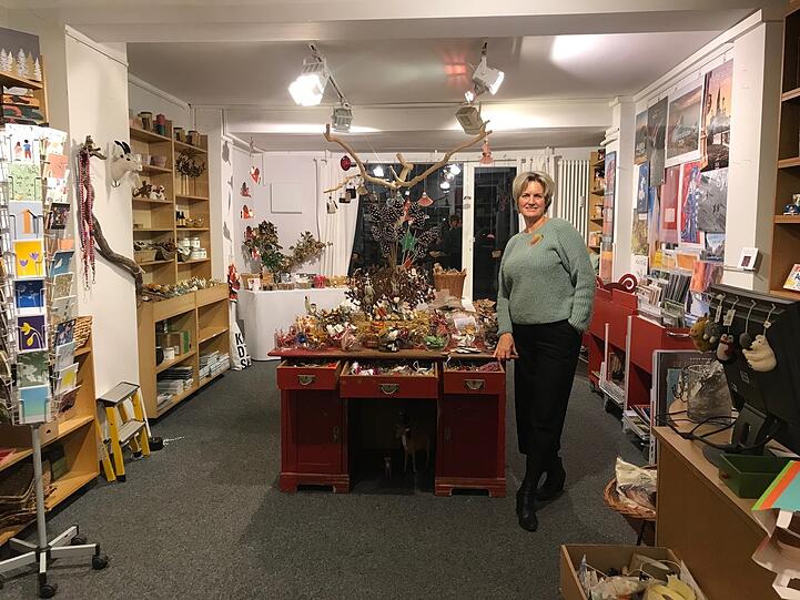 Kinga Zobel in "Lehmkuhls Weihnachtsladen", der im Hinterhof der Schwabinger Buchhandlung nur im November und Dezember öffnet.