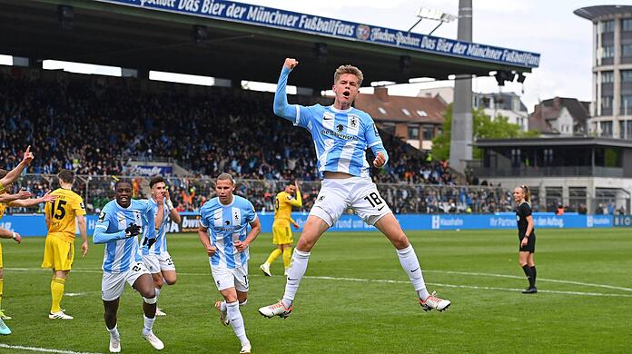 It's a me - Tim Kloss. Der Löwen-Youngster jubelte nach seinem Premierentreffer für den TSV 1860 ausgiebig.